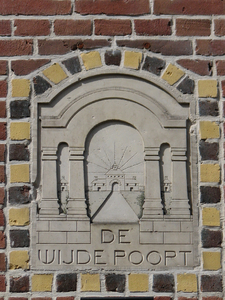 817931 Afbeelding van de gevelsteen De Wijde Poort in de voorgevel van het pand Mariastraat 3 te Utrecht.N.B. De steen ...